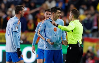 El árbitro Tobias Stieler, tras revisar la jugada en el VAR, anula por fuera de juego un gol a Álvaro Morata. En la imagen, el delantero español habla con el colegiado alemán.