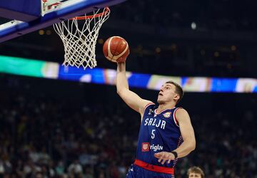 Nikola Jovic anota un mate durante el partido.