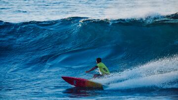 Un participante en el Gran Canaria Pro-AM del APP World Tour, en los cuartos de final de SUP Surfing en la zona de El Lloret, en Las Palmas de Gran Canaria, el domingo 26 de noviembre del 2023.