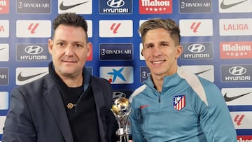 Giuliano recibe el premio de Valentín Botella Nicolás.