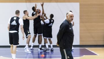 Pablo Laso, al frente del entrenamiento del Real Madrid.