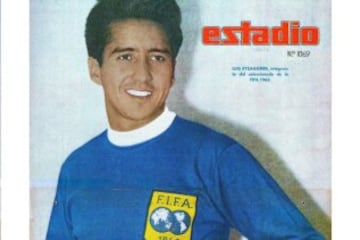 Considerado el mejor lateral del mundo en los 60', 'Fifo' (lo apodaron así tras un partido que jugó por el equipo de la FIFA) brilló en el 'Ballet Azul' y en el Chile tercero del mundo en 1962.