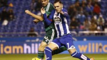 Lucas Pérez disputa un balón con Westermann.