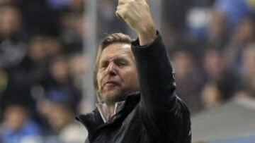 El entrenador alemán del Málaga Bernd Schuster da instrucciones a sus jugadores durante el partido de la vigésima octava jornada.