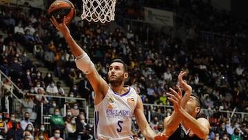 Rudy Fernández, alero del Real Madrid, anota ante el Lenovo Tenerife en las semifinales de la Copa del Rey de Granada 2022.