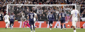 3-1. Karim Benzema marca de penalti el tercer gol.