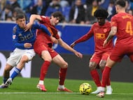 OVIEDO, 14/03/2026.- El centrocampista del Valencia, Javi Guerra (2i), protege el balón ante el centrocampista argentino del Oviedo, Thiago Fernández, durante el encuentro correspondiente a la jornada 28 de LaLiga EA Sports que disputan este sábado Real Oviedo y Valencia CF en el estadio Carlos Tartiere de Oviedo. EFE/ Eloy Alonso