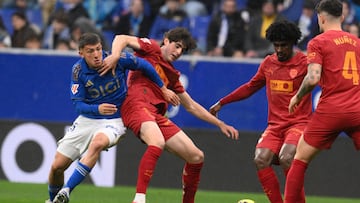 OVIEDO, 14/03/2026.- El centrocampista del Valencia, Javi Guerra (2i), protege el balón ante el centrocampista argentino del Oviedo, Thiago Fernández, durante el encuentro correspondiente a la jornada 28 de LaLiga EA Sports que disputan este sábado Real Oviedo y Valencia CF en el estadio Carlos Tartiere de Oviedo. EFE/ Eloy Alonso