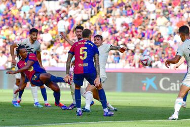 El defensa francés del Barcelona, ​​Jules Kounde, marca el tercer gol de los azulgrana.