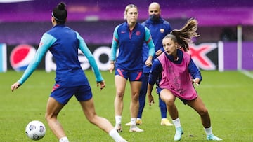 Jenni Hermoso, Martens y Mapi Le&oacute;n, durante el entrenamiento oficial en el Gamla Ullevi. 