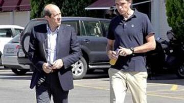 <b>TRANQUILO. </b>Pellegrino y Llorente, después de una reunión.