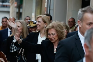 La Infanta Elena; la Infanta Cristina; y la Reina Sofía; durante la Solemne Procesión del Silencio y Santísimo Cristo de los Mineros.
