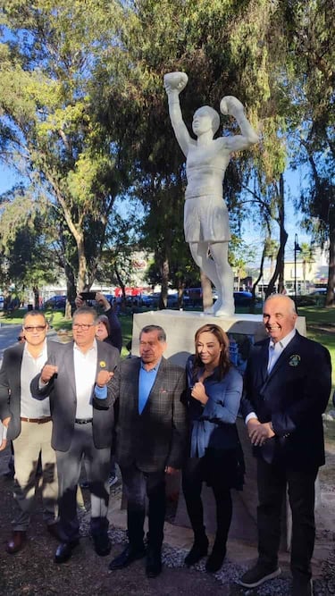 Develan estatua en honor a boxeadora Jackie Nava