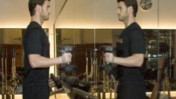 <b>A TOPE. </b>Aitor Ocio, durante una sesi¨®n de musculaci¨®n en el gimnasio.
