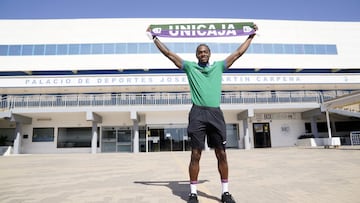 Kendrick Perry en el Carpena con la bufanda del Unicaja,