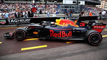 MONTE-CARLO, MONACO - MAY 27: Daniel Ricciardo of Australia driving the (3) Aston Martin Red Bull Racing RB14 TAG Heuer leaves the garage before the Monaco Formula One Grand Prix at Circuit de Monaco on May 27, 2018 in Monte-Carlo, Monaco. (Photo by Mark