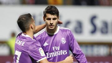 Lucas Vázquez felicita a Morata por el 0-3.