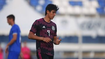 Jos&eacute; Juan Mac&iacute;as en un partido con la Selecci&oacute;n Mexicana