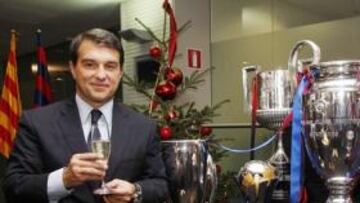 <b>'ENTRE COPAS'. </b>Joan Laporta posó ayer con las seis copas de 2009 y brindó con otra de cava por los éxitos que están por llegar.