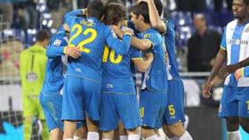 <b>CARA Y CRUZ EN EL 3-0. </b>Los jugadores pericos corren a abrazarse a Álvaro, autor de un gol y partícipe de éste, que rebota en Hugo Mallo.