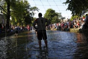Partido anual de fútbol sobre las aguas del río Windrush