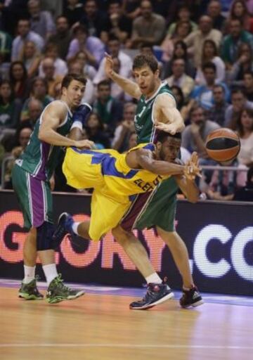 Toolson y Fran Vázquez le hacen un 'sandwich' humano a Haynes.