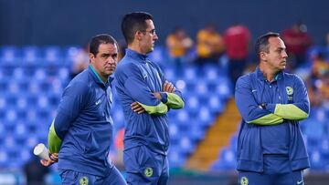 André Jardine y miembros de su cuerpo técnico antes de un partido contra Tigres, en julio del 2024.