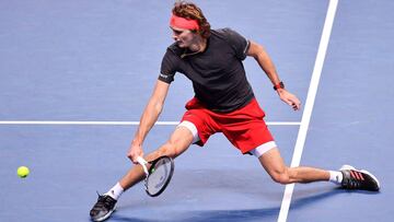 Alexander Zverev devuelve una bola ante Novak Djokovic durante la final de las Nitto ATP Finals en el O2 Arena de Londres.