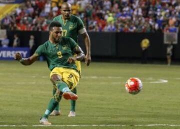 Giles Barnes al momento de cobrar el tiro libre con el que anotó el segundo gol de Jamaica en el Georgia Dome.