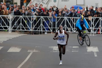 El keniata Geoffrey Kamworor ganador de la carrera de Profesionales masculinos.