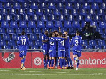 1-0. Jaime Mata celebró el primer gol que  marcó de penalti.