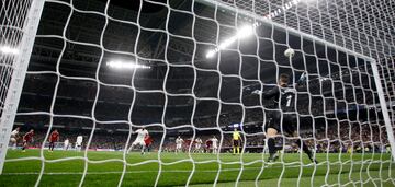 Karim Benzema estrella en el larguero el lanzamiento del penalti.
