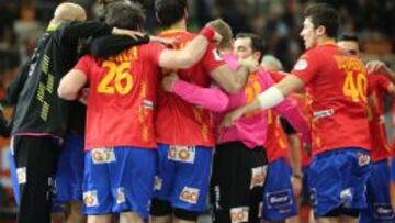 La selección española celebra el triunfo ante Túnez