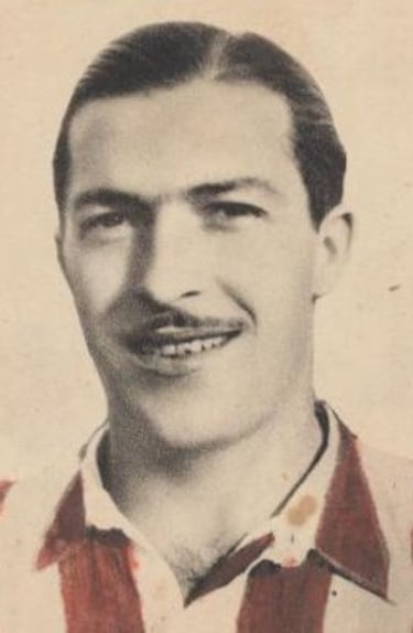 El delantero tinerfeño vistió la camiseta del Atlético de Madrid (Atlético de Aviación) desde 1941 hasta 1944. En total disputó 36 partidos y marcó 11 goles. Militó en las filas del Real Oviedo entre 1946 y 1950, en los que jugó 49 encuentros y anotó 18 goles. 