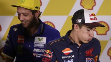 SEP07 SEPANG (MALASIA), 27/10/2016.- El piloto español de MotoGP Marc Márquez (d), del equipo Repsol Honda, y el italiano Valentino Rossi, de Yamaha, comparecen en una rueda de prensa del Gran Premio de Motociclismo de Malasia en el circuito de Sepang (Malasia) hoy, 27 de octubre de 2016. Rossi no tuvo más remedio que responder a las preguntas sobre lo sucedido el pasado año en el trazado de Malasia con Márquez, aunque afirmó que "es muy importante no volver a pensar en lo que sucedió y estar tranquilo y concentrado estas dos últimas carreras". EFE/Fazry Ismail