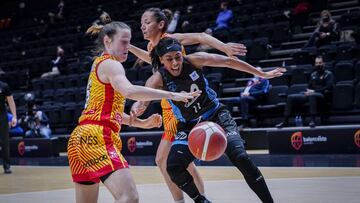 NYINGIFA Atonye Nyingifa, del Movistar Estudiantes, lucha por un bal&oacute;n con Frida Eldebrink, del Spar Uni Girona, durante los cuartos de la Copa de la Reina 2021.