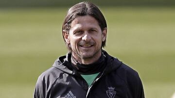  El entrenador serbio de Osasuna, Petar Vasiljevic, durante el entrenamiento que su equipo ha realizado esta ma&ntilde;ana en el estadio El Sadar, previo al partido del lunes ante el Eibar. 