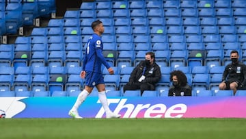 London (United Kingdom), 03/04/2021.- Thiago Silva of Chelsea walks off the pitch after recieving a red card during the English Premier League soccer match between Chelsea FC and West Bromwich Albion in London, Britain, 03 April 2021. (Reino Unido, Londre