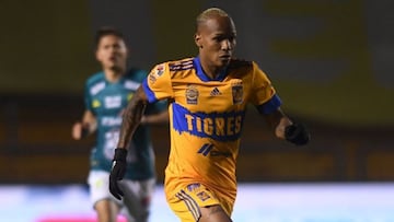 Luis Quiñones en un partido de Tigres UANL en la Liga MX