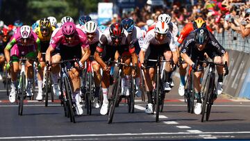 Team DSM's Italian rider Alberto Dainese (R) sprints on his way to win, ahead of Team UAE Emirates' Colombian rider Fernando Gaviria (C), Team Cofidis' Italian rider Simone Consonni (2ndR) and Team Groupama-FDJ's French rider Arnaud Demare (L) the 11th stage of the Giro d�Italia 2022 cycling race, 203 kilometers from Santarcangelo di Romagna to Reggio Emilia, on May 18, 2022. (Photo by Luca Bettini / AFP)