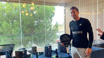 Álex Ruiz, con su nueva afeitadora phillips 900.