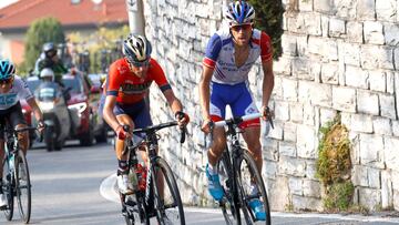 Vincenzo Nibali y Thibaut Pinot ruedan en cabeza durante el Giro de Lombard&iacute;a de 2018.