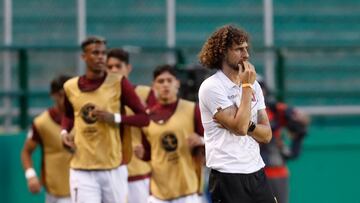 AMDEP499. CALI (COLOMBIA), 24/01/2023.- El entrenador de Venezuela Fabricio Coloccini hoy, en un partido de la fase de grupos del Campeonato Sudamericano Sub'20 entre las selecciones de Uruguay y Venezuela en el estadio Deportivo Cali en Cali (Colombia). EFE/ Ernesto Guzmán Jr.
