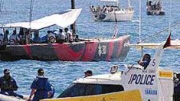 <b>SEGURIDAD EXTREMA.</B> Alrededor de un centenar de policías vigila todos los movimientos de la tripulación del sindicato suizo Alinghi.