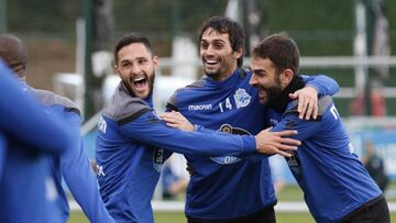 Andone, Arribas y Adri&aacute;n, bromeando durante el entrenamiento de este jueves en Abegondo.