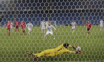 Yann Sommer adivinó y paró el primer penalti lanzado por Sergio Ramos.