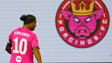 BARCELONA, 26/02/2023.- El delantero de Porcinos FC, Ronaldo de Assis Moreira 'Ronaldinho', durante el partido de la Kings League que juegan contra PIO FC hoy domingo en el Cupra Arena, en Barcelona. EFE/Enric Fontcuberta
