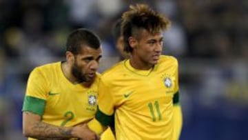 Dani Alves charla con su compa&ntilde;ero de selecci&oacute;n Neymar durante el amistoso que Brasil disput&oacute; ante Bosnia en St-Gallen.