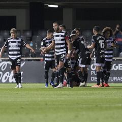 La efectividad y la madera dan el primer triunfo a los albinegros