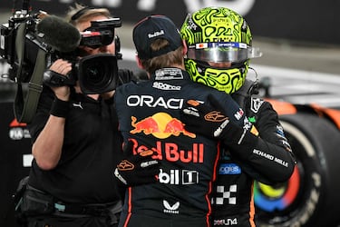 Lando Norris recibe la felicitación de su principal rival esta temporada, el tetracampeón holandés Max Verstappen.